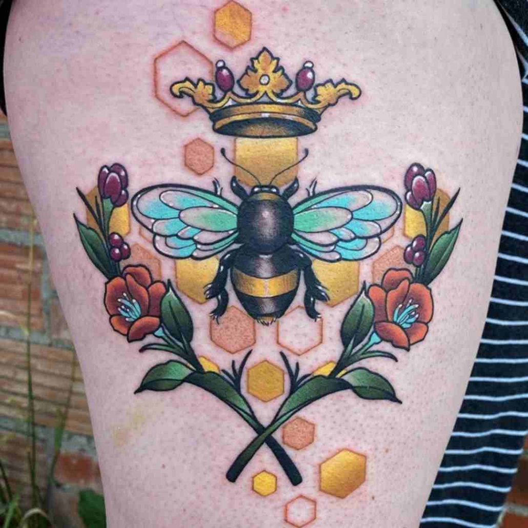 Năm 2024, một số mẫu creative bee tattoo designs đã trở thành xu hướng hot trong giới xăm hình. Sáng tạo với đường nét, hình ảnh và màu sắc, chắc chắn sẽ giúp bạn nổi bật trên mọi sân chơi. Hãy tự tin thể hiện sự tinh tế và nghệ thuật của bạn với chiếc queen bee tattoo cuốn hút.