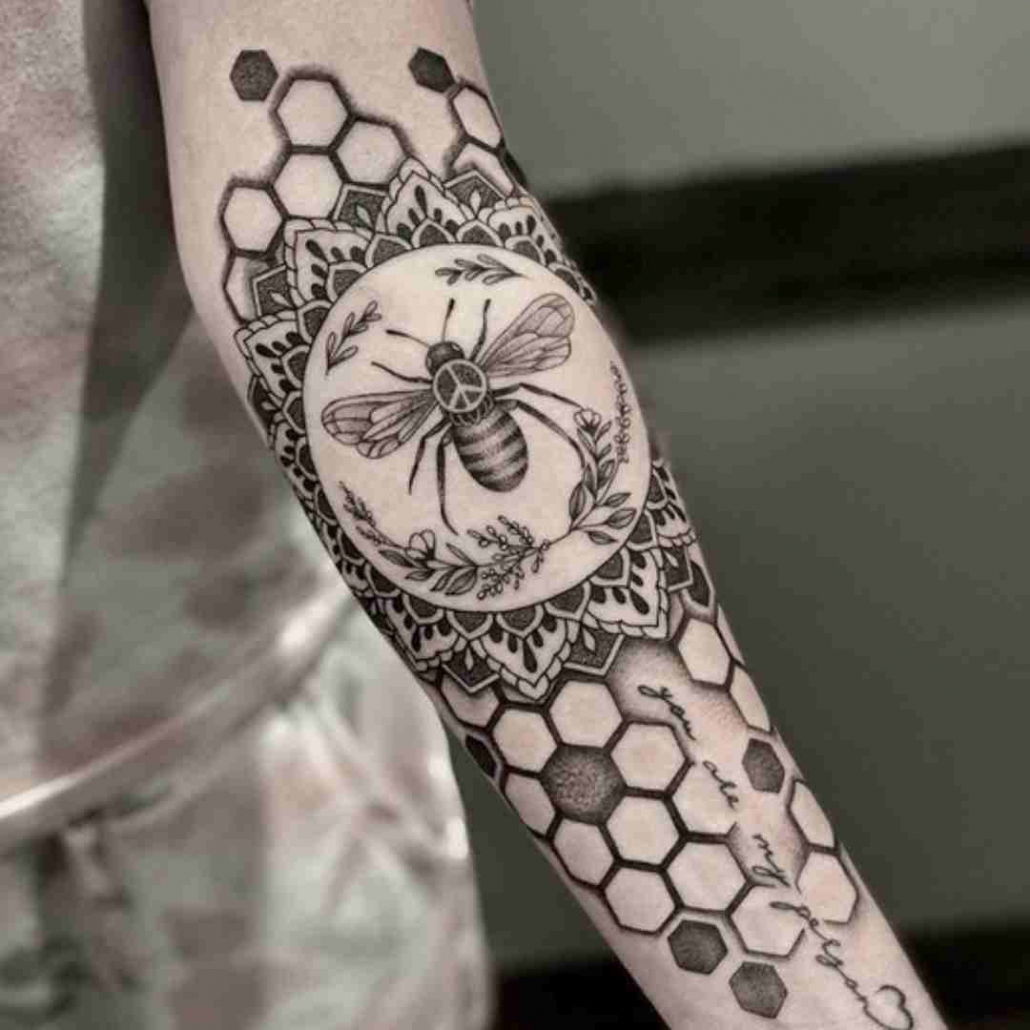 My third tattoo “Geometric Bee” by Ben Gallegos at Future Tattoo & Body  Piercing. Fullerton, CA : r/tattoos