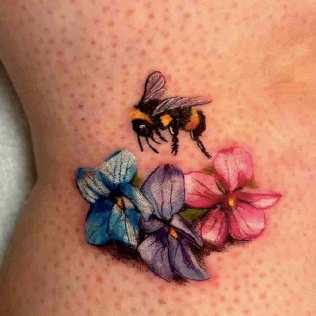 merci beaucoup Alexandra   bee tattoo beetattoo honeybee flowers  cosmos flower flowertattoo flowertattoodesigns cosmosflower  fineline  By Miss Fino  Facebook