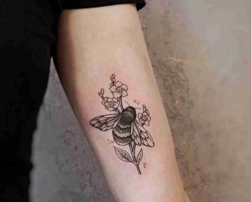 Small illustrative bumblebee tattoo by @osa.tattoo